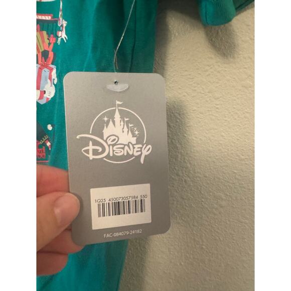 Disney kids holiday Santa's Elf Squad green t-shirt NWT size Medium 7/8 - Picture 2 of 5